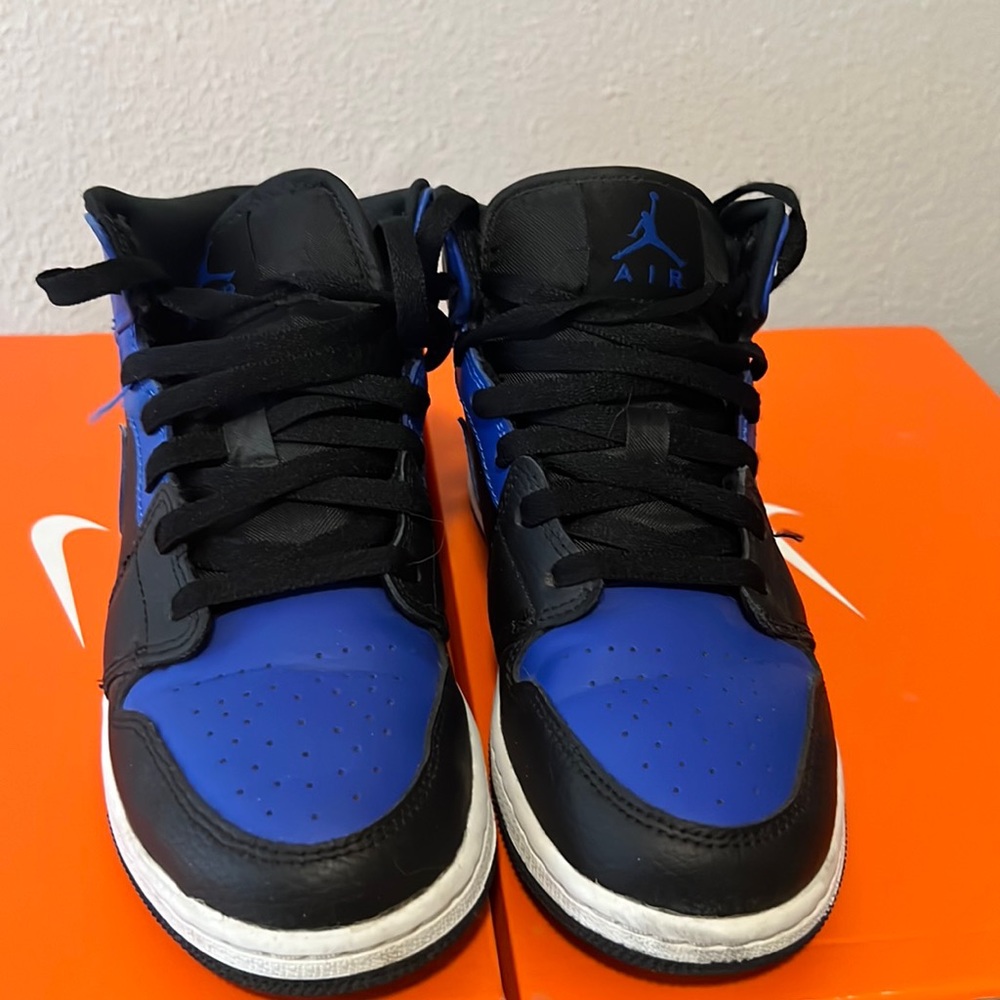 Air Jordan 1 Mid Big Kids Hyper Royal size 4y